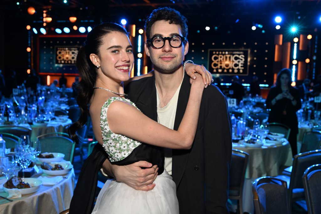 Margaret Qualley e Jack Antonoff no Critics Choice Awards