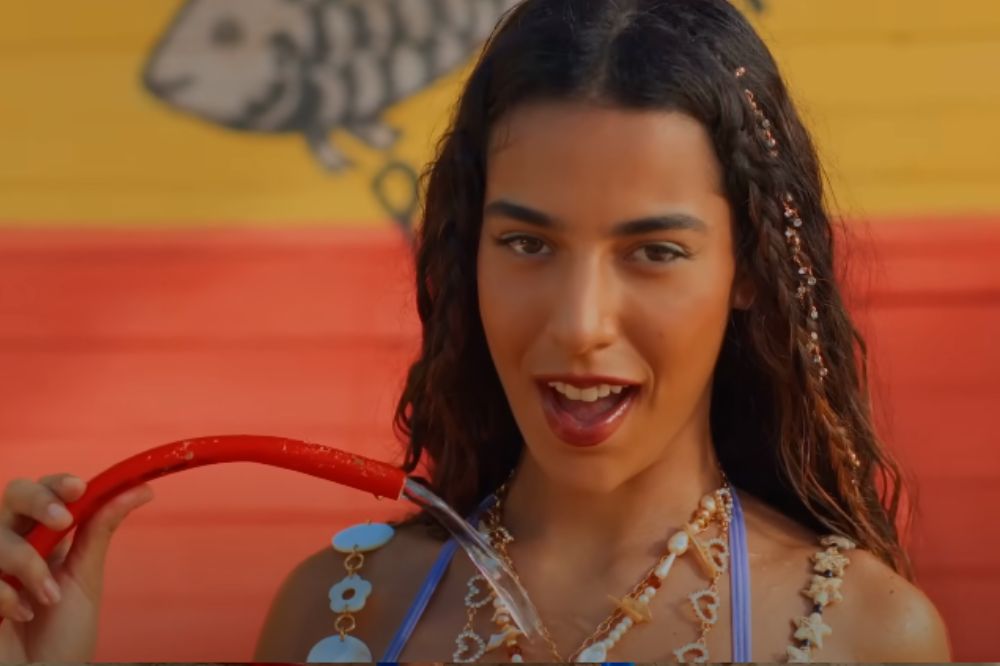 Frame do Marina Sena no videoclipe de Ombrin (Ai Que Delícia o Verão)