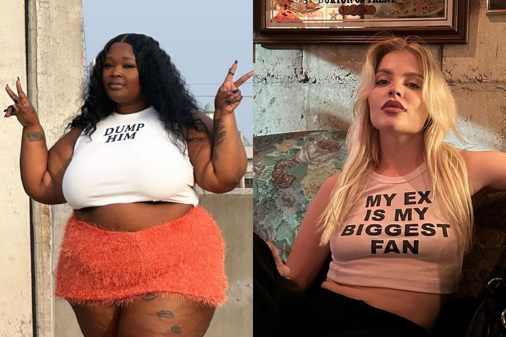 Mulher negra com blusa escrito 'dump him' e saia laranja e luisa sonza com blusa escrito 'my ex is my biggest fan'