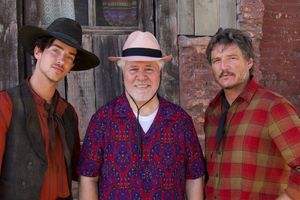 Foto de Pedro Almodovar, Pedro Pascal e Manu Rios nos bastidores de Estranha Forma de Vida.