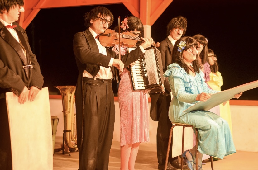 Artistas em cima de um palco tocando instrumentos