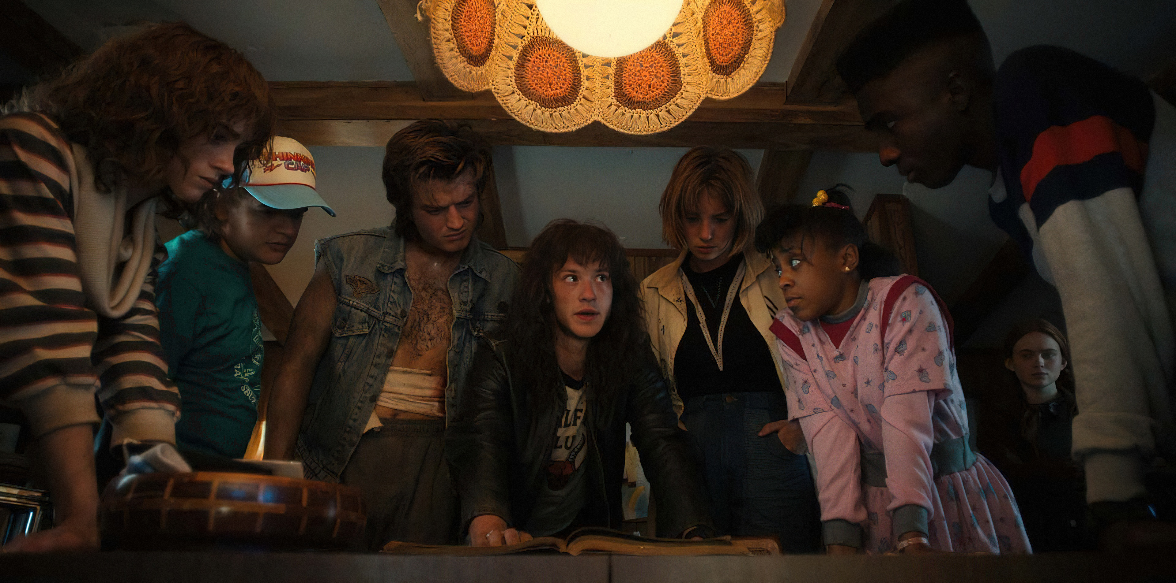 STRANGER THINGS (2022) Cena da 4ª temporada de Stranger Things com Nancy Wheeler (Natalia Dyer), Dustin Henderson (Gaten Matarazzo), Steve Harrington (Joe Keery), Eddie Munson (Joseph Quinn), Robin Buckley (Maya Hawke), Erica Sinclair (Priah Ferguson), Max Mayfield (Sadie Sink) e Lucas Sinclair (Caleb McLaughlin)