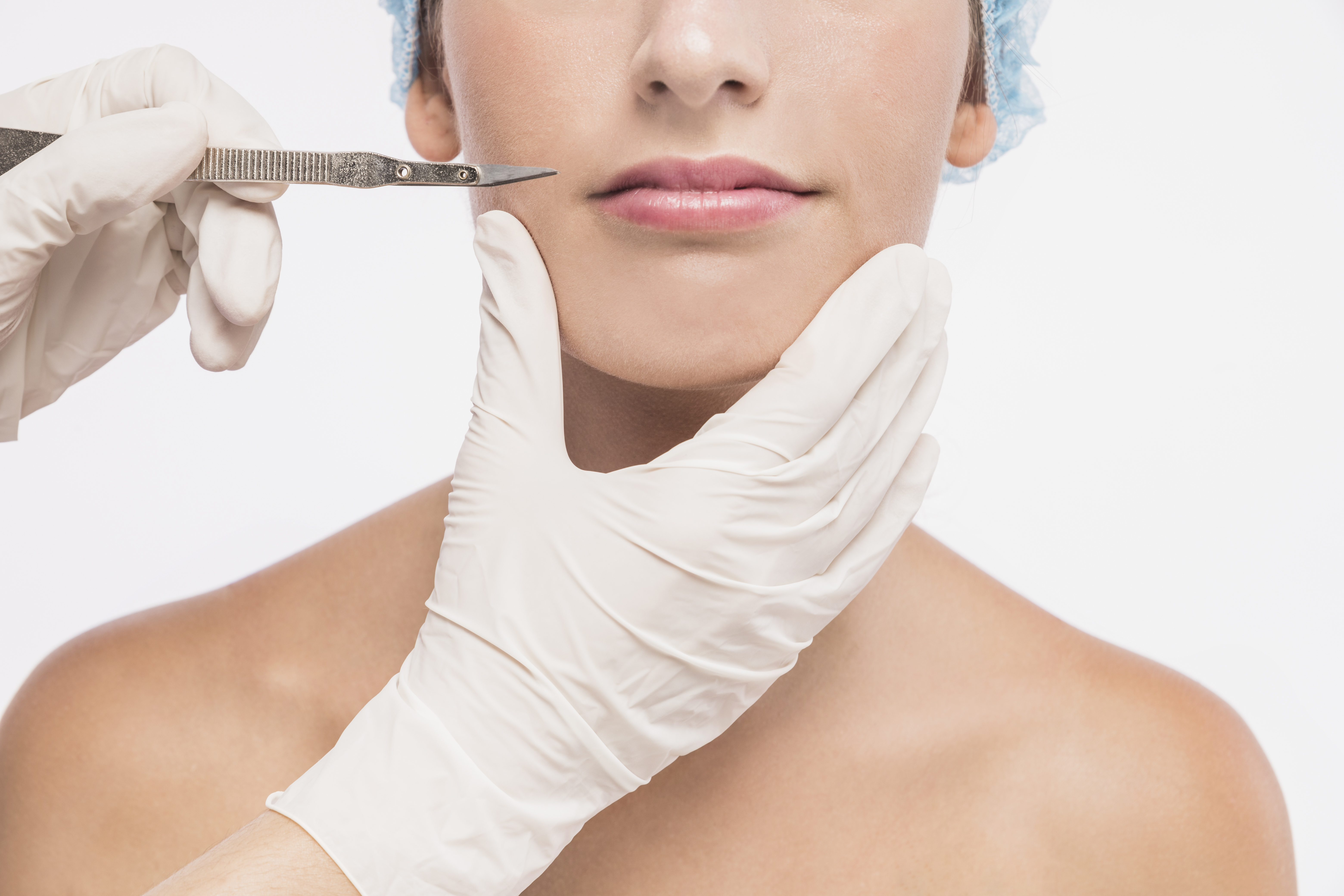 Dermaplaning: procedimento estético que usa bisturi para remover células mortas e pelos faciais