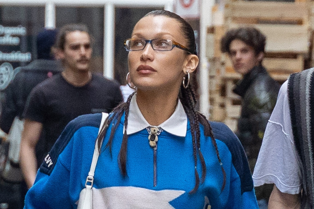 Bella Hadid usando óculos na estética 'bibliotecária'