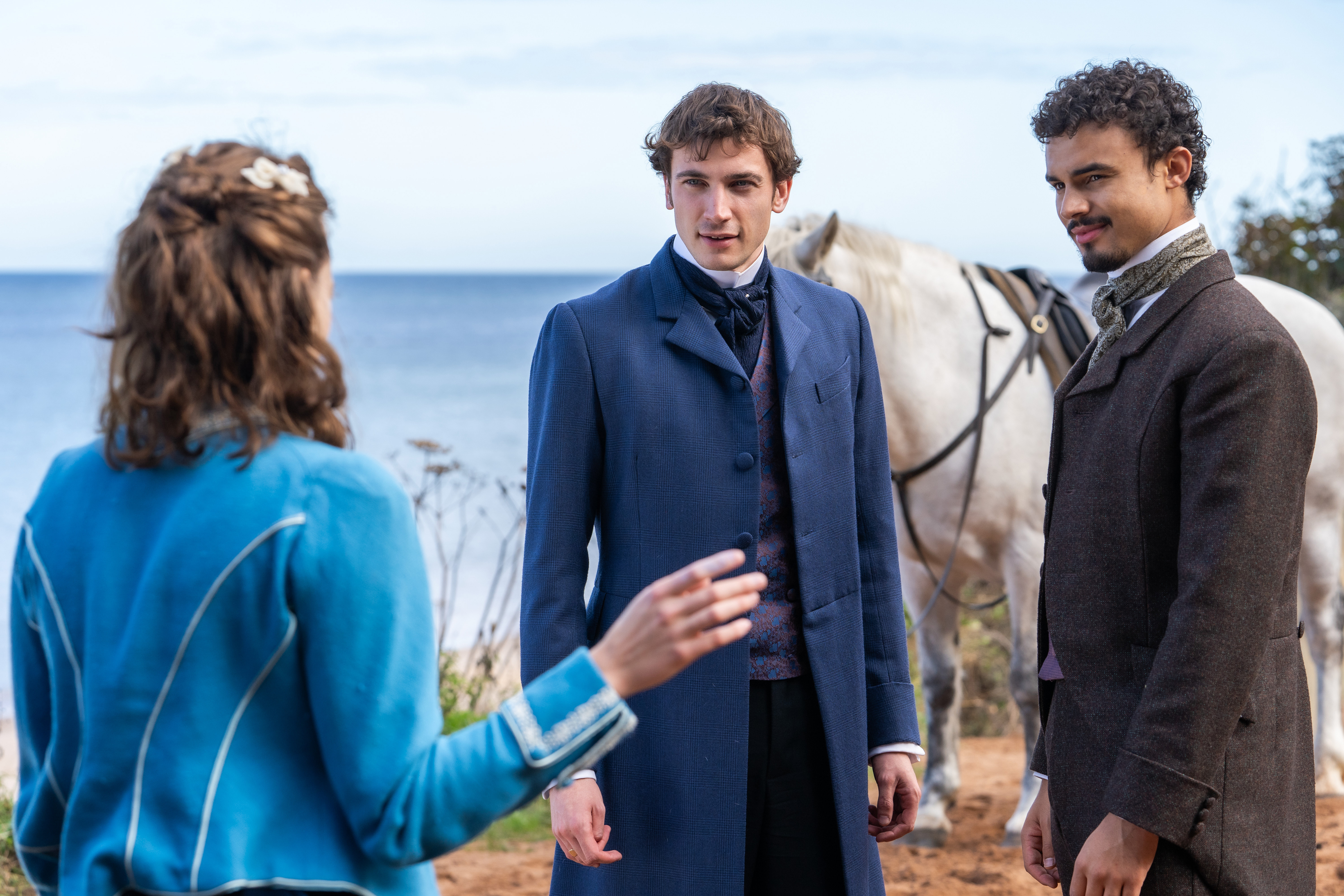 os-bucaneiros_serie-apple-tv-plus Kristine Frøseth, Guy Remmers e Matthew Broome em 'Os Bucaneiros'