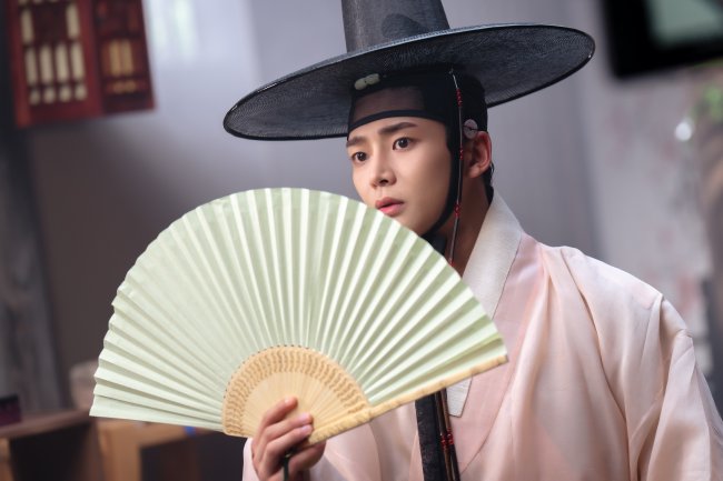 Rowoon em cena do k-drama Os Casamenteiros, disponível no Viki.