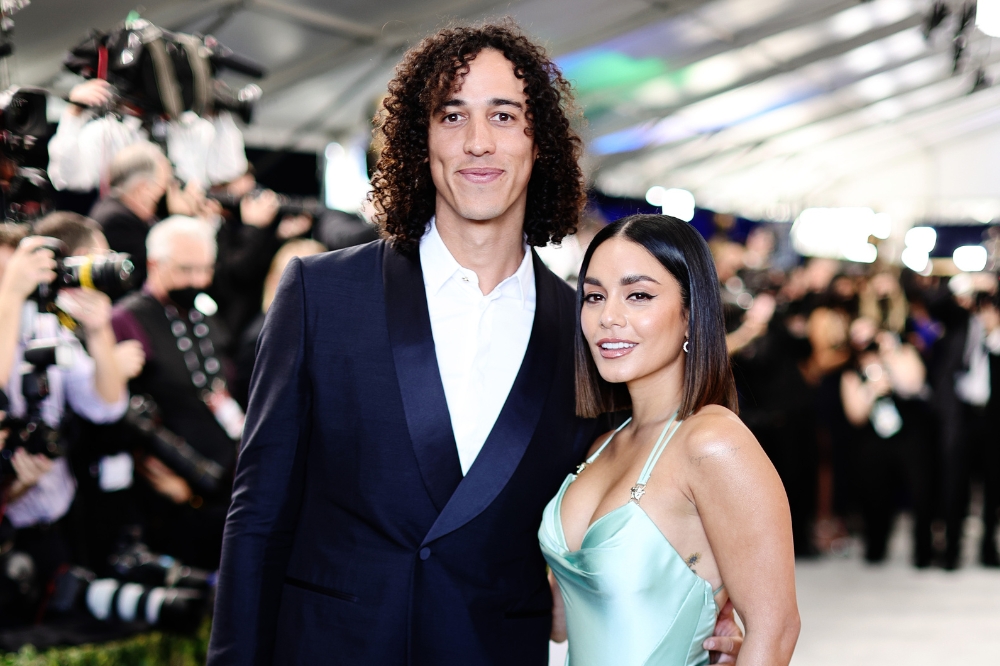 Cole Tucker e Vanessa Hudgens no 28º Screen Actors Guild Awards, em fevereiro de 2022