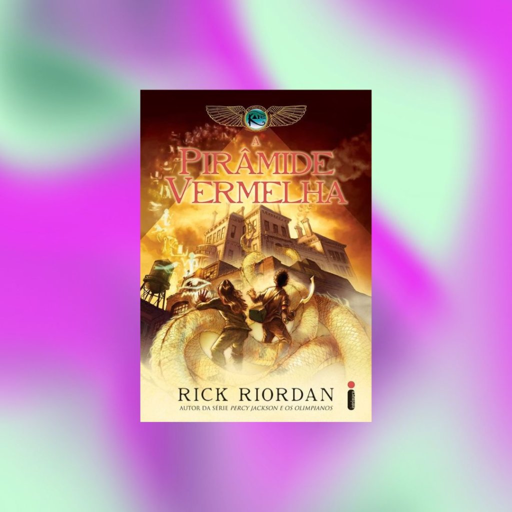livro (1) Capa do livro A pirâmide vermelha: (Série As Crônicas Dos Kane) com dois personagens lutando e olhando para um castelo com elementos em dourado; o fundo é uma textura de formas abstratas nas cores verde e lilás