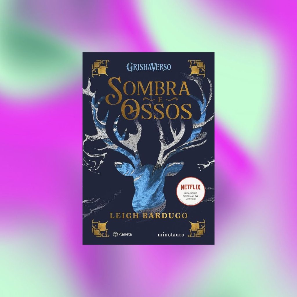livro (3) Capa do livro Sombra e Ossos com um animal em azul e elementos dourados; o fundo é uma textura de formas abstratas nas cores verde e lilás
