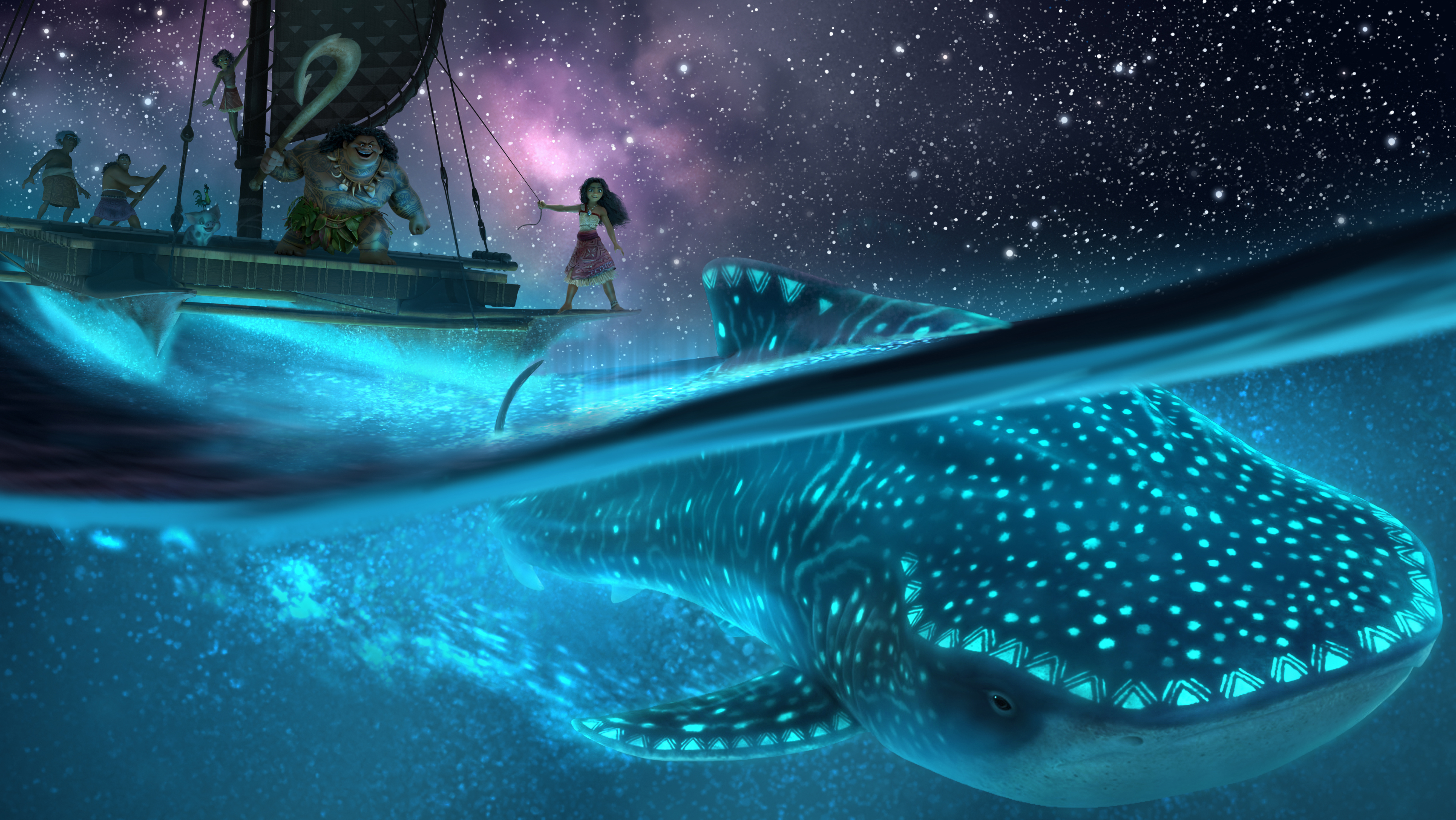Moana_16x9 Imagem de Moana 2; a personagem está navegando pelos mares com um animal marinho brilhante nas águas azuis durante a noite; o céu estrelado em tons de roxo e rosa faz contraste com as águas iluminadas em azul