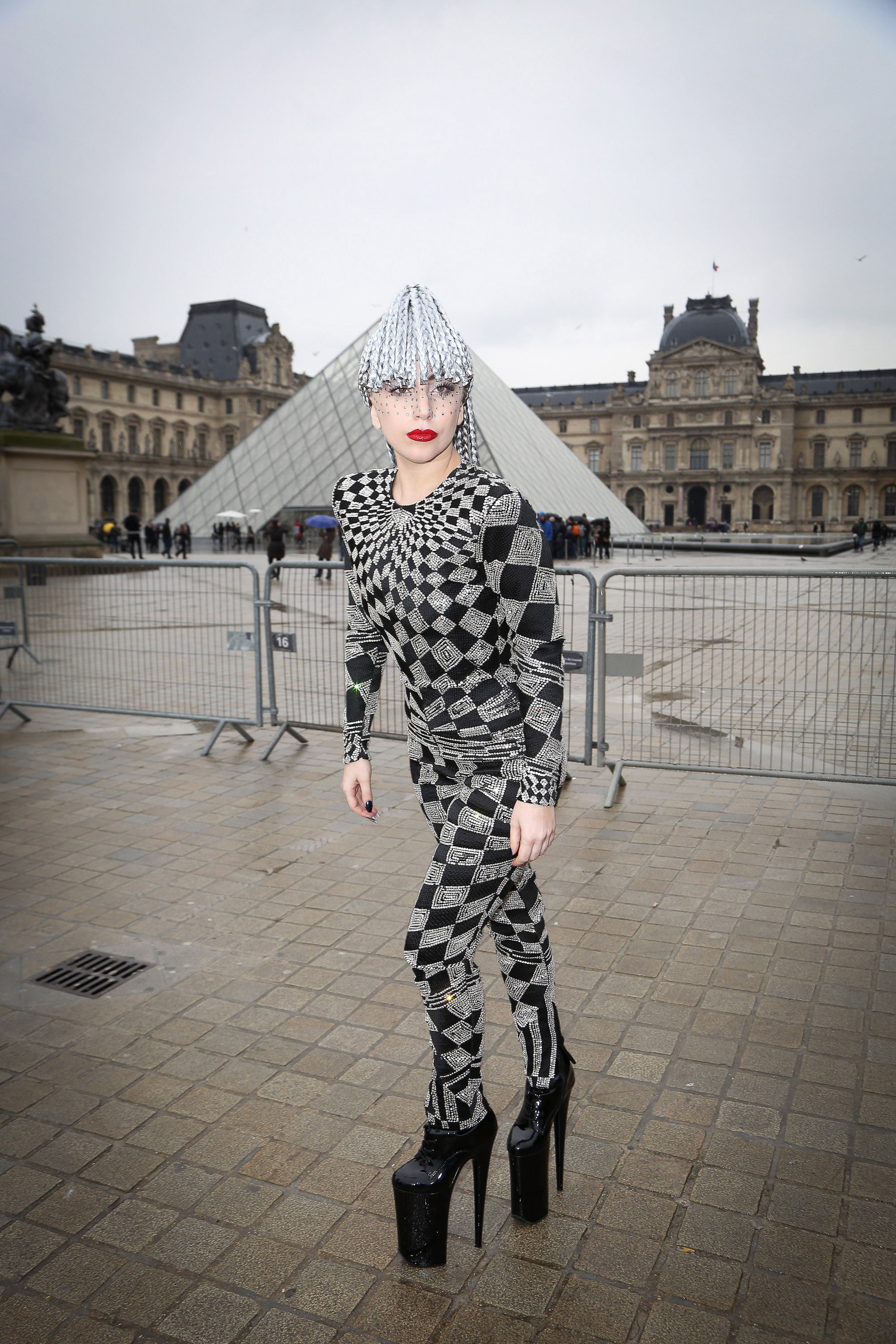 Lady Gaga Sighting In Paris Lady Gaga posa na frente do Louvre em janeiro de 2014