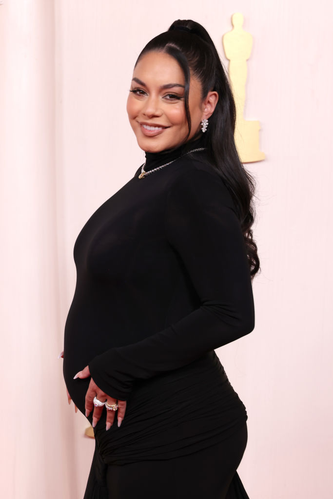 Vanessa Hudgens no tapete vermelho da 96ª edição anual do Oscar, em 2024 Vanessa Hudgens no tapete vermelho da 96ª edição anual do Oscar, em 2024