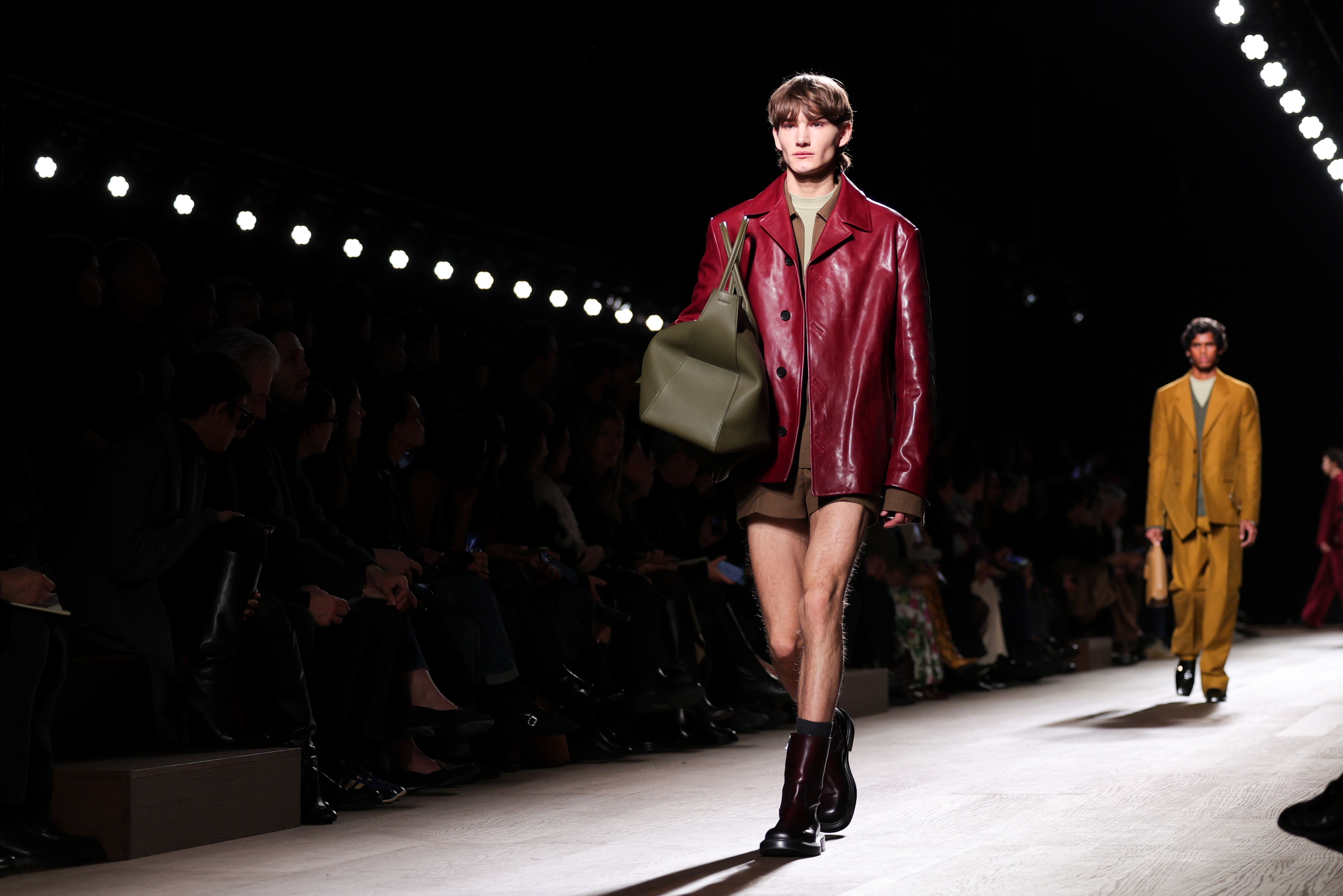 Desfile de outono-inverno 2024-2025 da Ferragamo na semana de moda de Milão