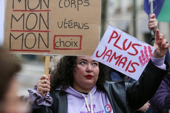 Um manifestante segura uma placa que diz “Meu corpo, meu útero, minha escolha” durante uma reunião silenciosa na Place de la Sorbonne, organizada pelo movimento “Aborto na Europa”, em Paris, França, em 28 de fevereiro de 2024. Um manifestante segura uma placa que diz “Meu corpo, meu útero, minha escolha” durante uma reunião silenciosa na Place de la Sorbonne, organizada pelo movimento “Aborto na Europa”, em Paris, França, em 28 de fevereiro de 2024.