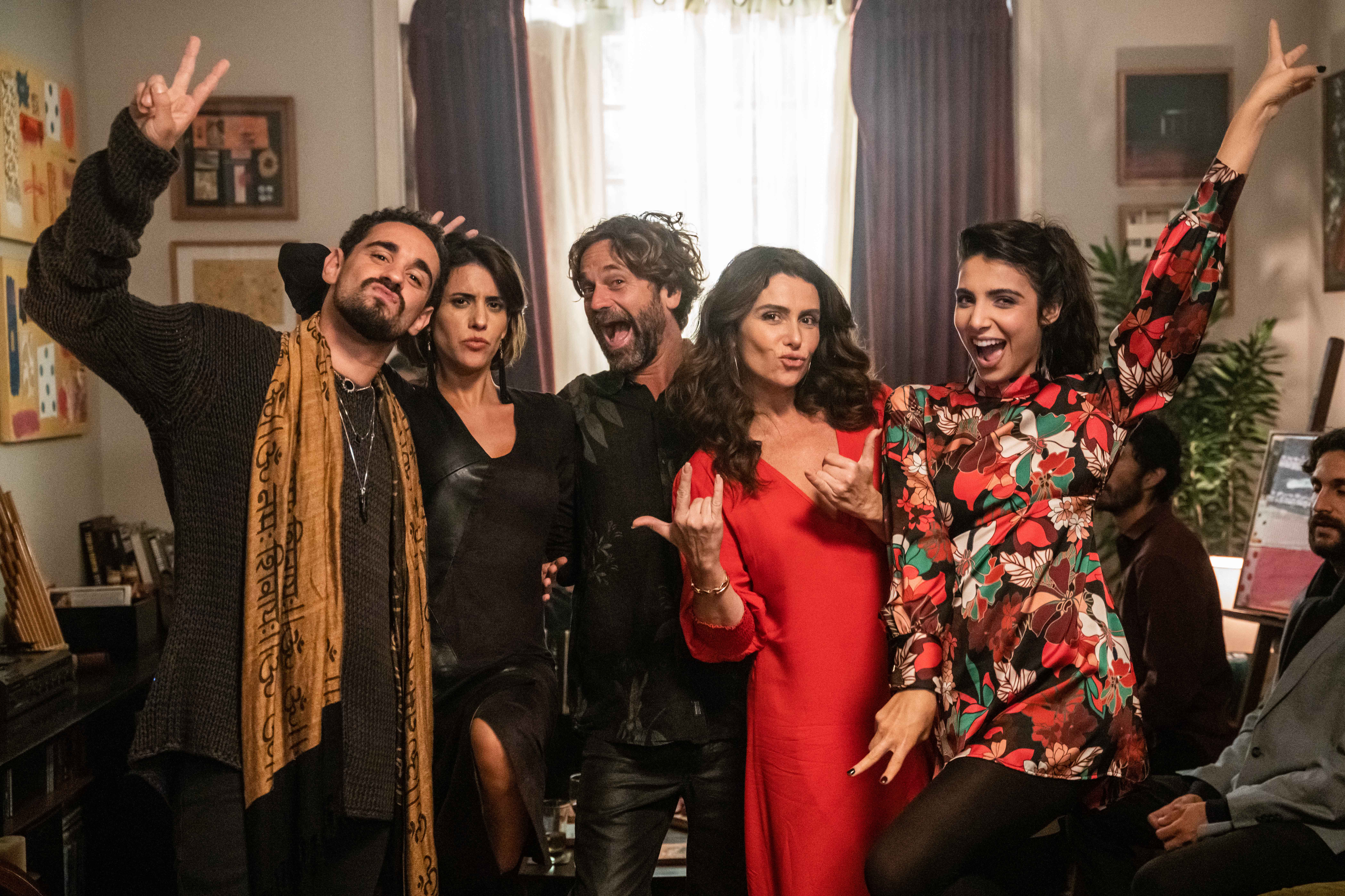 APAIXONADA ELENCO CASA PEPE – crédito Laura Campanella – 1 Elenco de Apaixonada posando para foto em uma sala; eles estão reunidos fazendo caretas e rindo