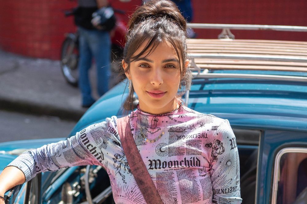 isis_Estevam Avellar Rayssa Bratillieri como Ísis em Elas por Elas; ela está posando no carro com expressão neutra