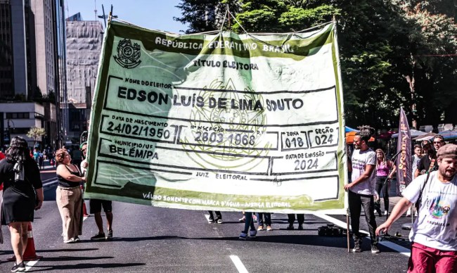 Título de eleitor 'gigante' é visto na Avenida Paulista, em São Paulo, com a intenção de incentivar a nossa galera a buscar pelo alistamento eleitoral em 2024.