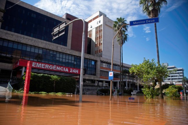 A entrada inundada do Hospital Mãe de Deus em 6 de maio de 2024 em Porto Alegre, Brasil.