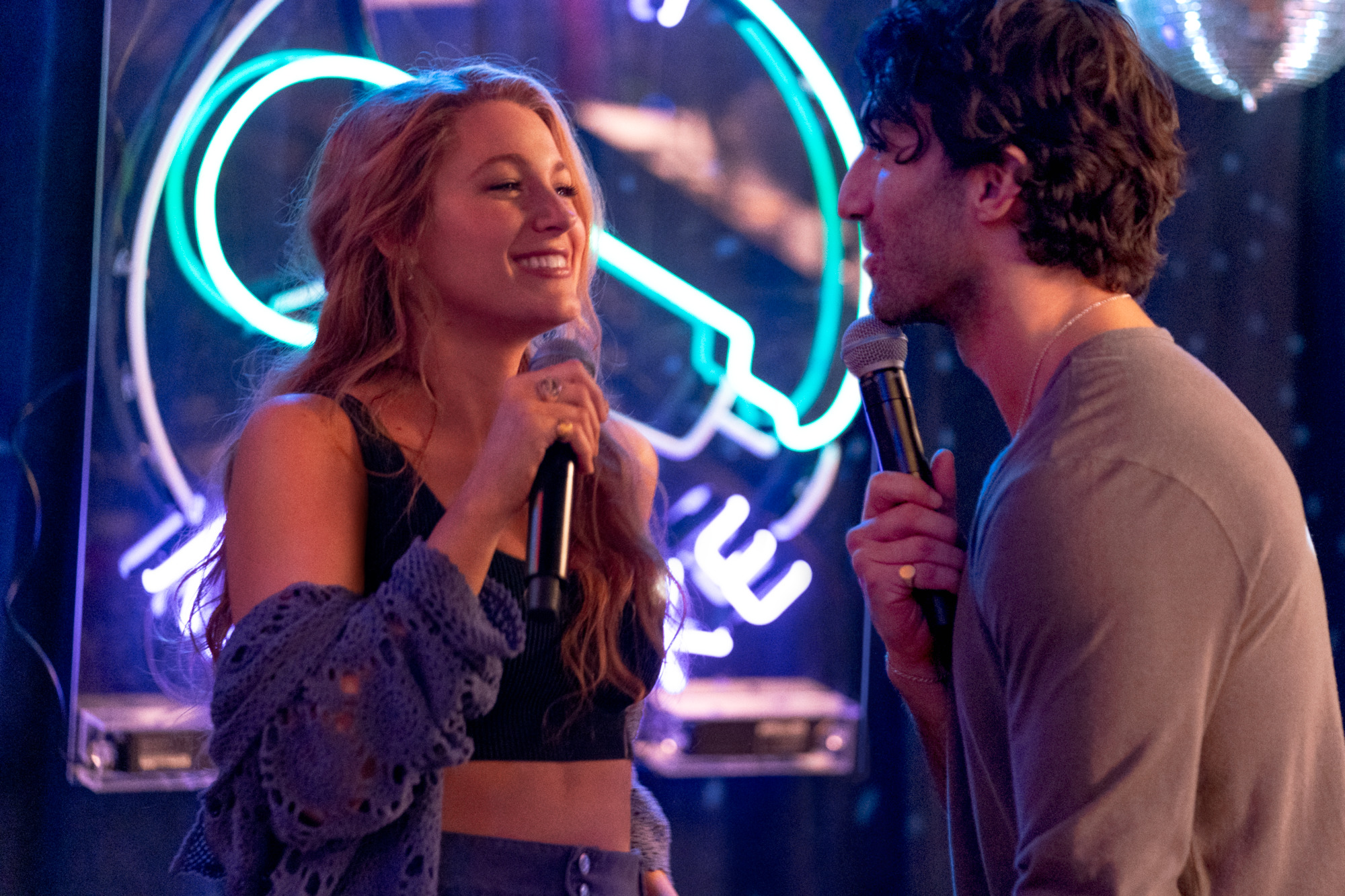 11362690 – It Ends With Us Blake Lively e Justin Baldoni cantando juntos em cena de É Assim Que Acaba; eles estão se olhando e sorrindo um para o outro