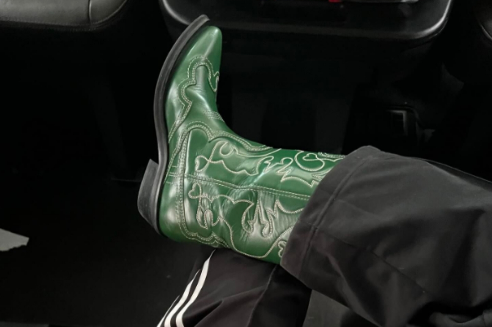 Bota country verde com calça esportiva preta