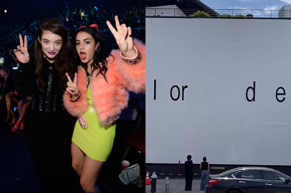 Foto de Charli XCX e Lorde (esquerda) e parede em branco escrito Lorde (direita)