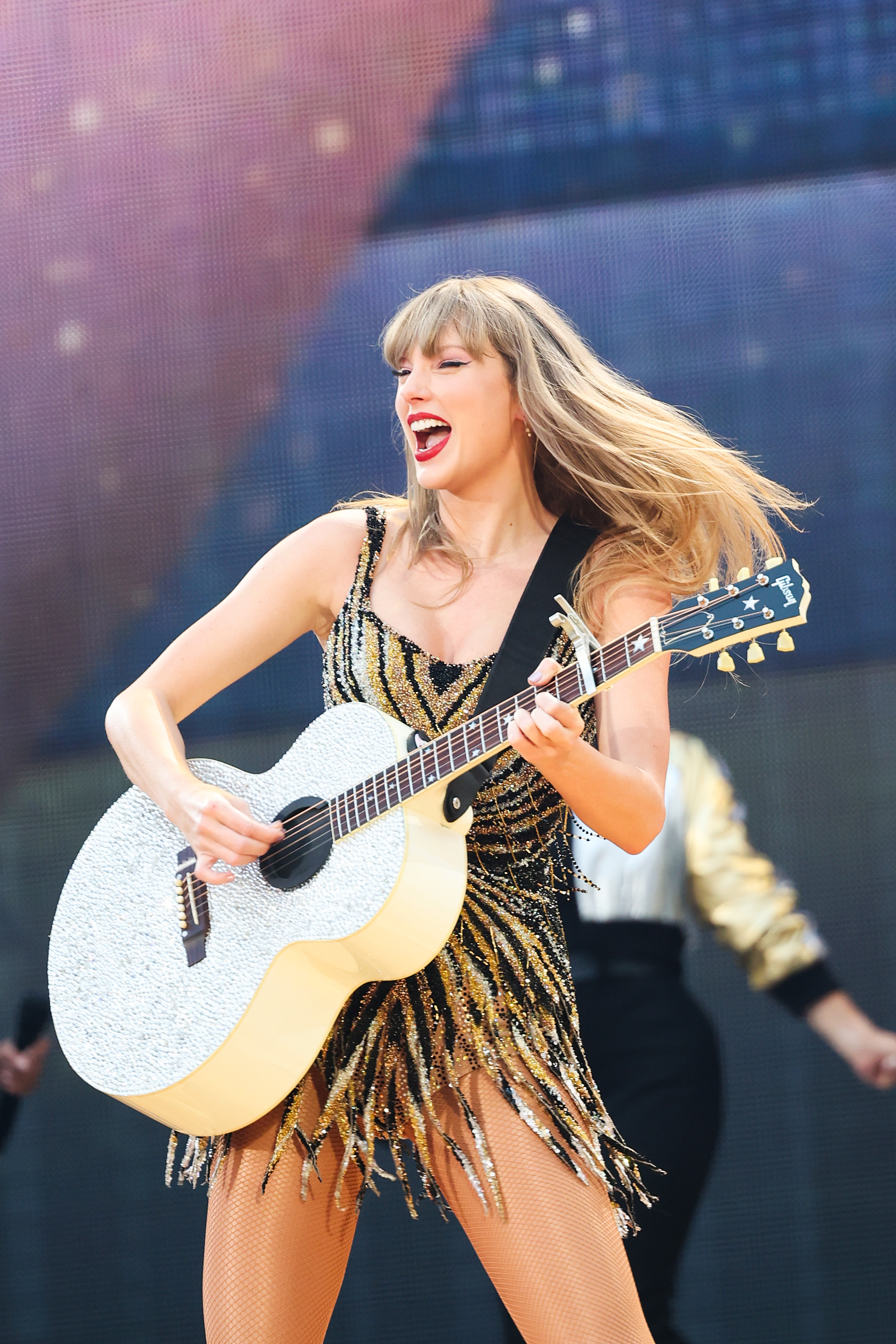 Taylor Swift | The Eras Tour – Milan, Italy Taylor Swift usa novo vestido da Roberto Cavalli na The Eras Tour