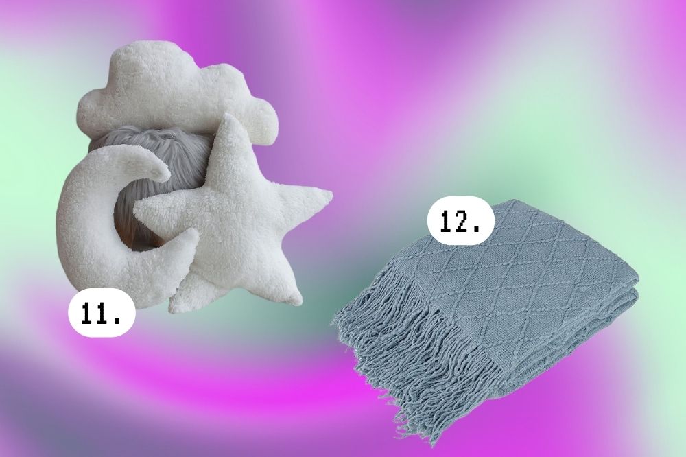 Ideias de decoração de quarto para quem é fã da Sabrina Carpenter Imagem de um conjunto de almofada de estrela, nuvem e lua, e uma colcha azul clara, em um fundo roxo e verde.