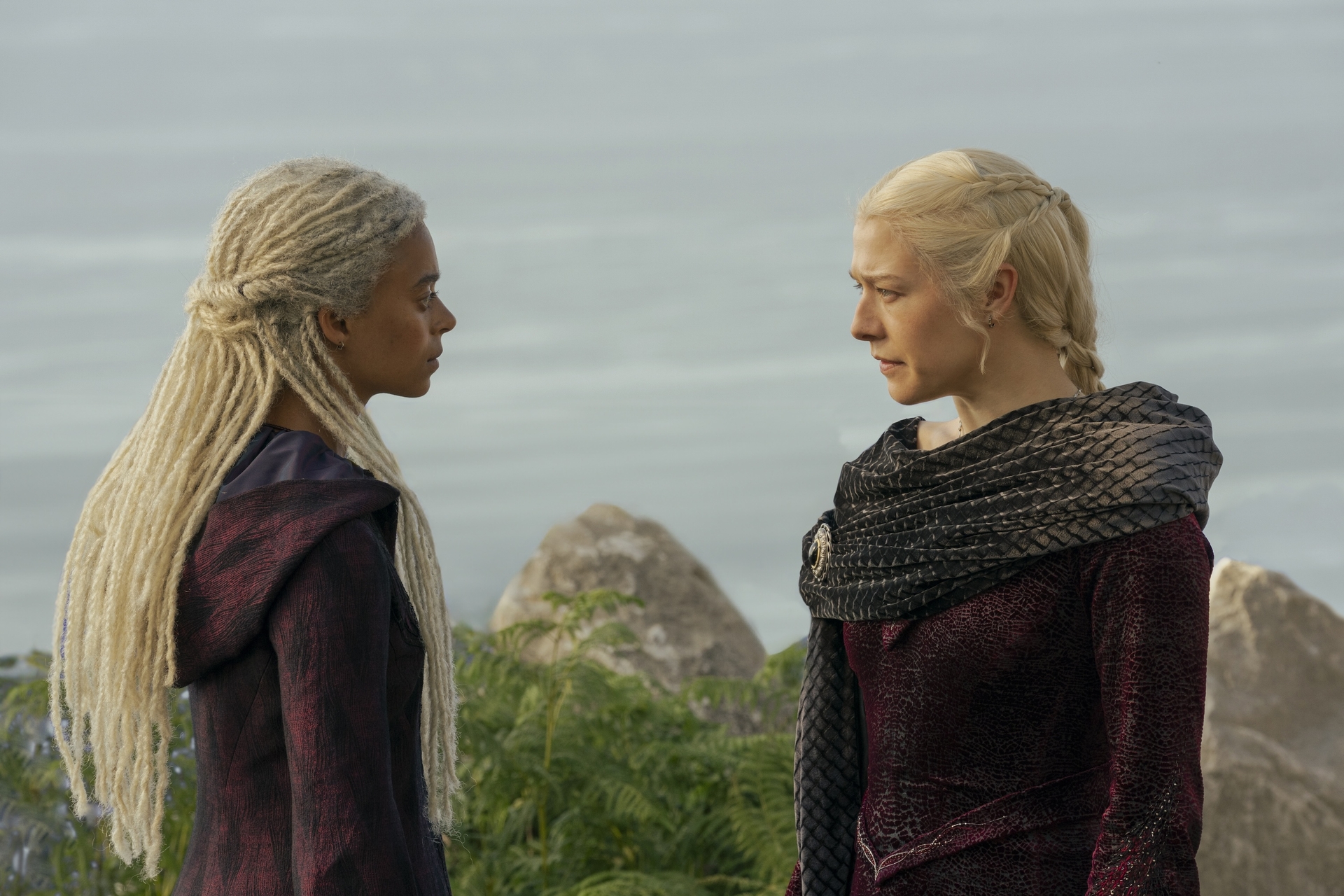 casa-do-dragao-phoebe-campbell-emma-d-arcy Rhaena (Phoebe Campbell) e Rhaenyra (Emma D'arcy) na segunda temporada de 'A Casa do Dragão'
