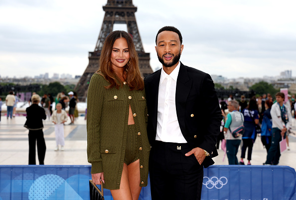 John Legend e Chrissy Teigen John Legend e Chrissy Teigen na cerimônia de abertura dos Jogos Olímpicos de Paris 2024