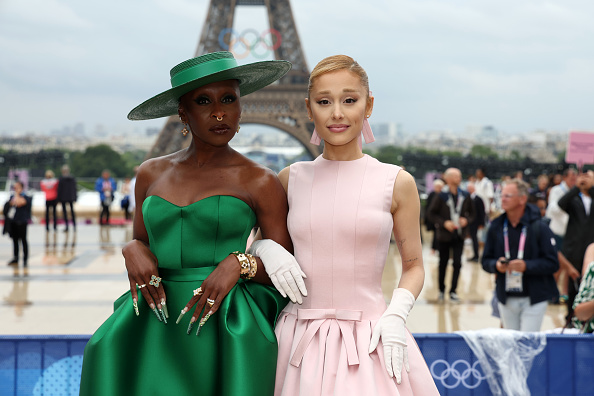 Cynthia Erivo and Ariana Grande no tapete vermelho da cerimônia de abertura dos Jogos Olímpicos de Paris 2024