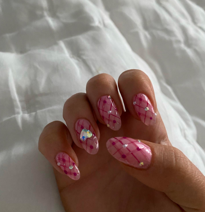 Unhas de coração da Sabrina Carpenter