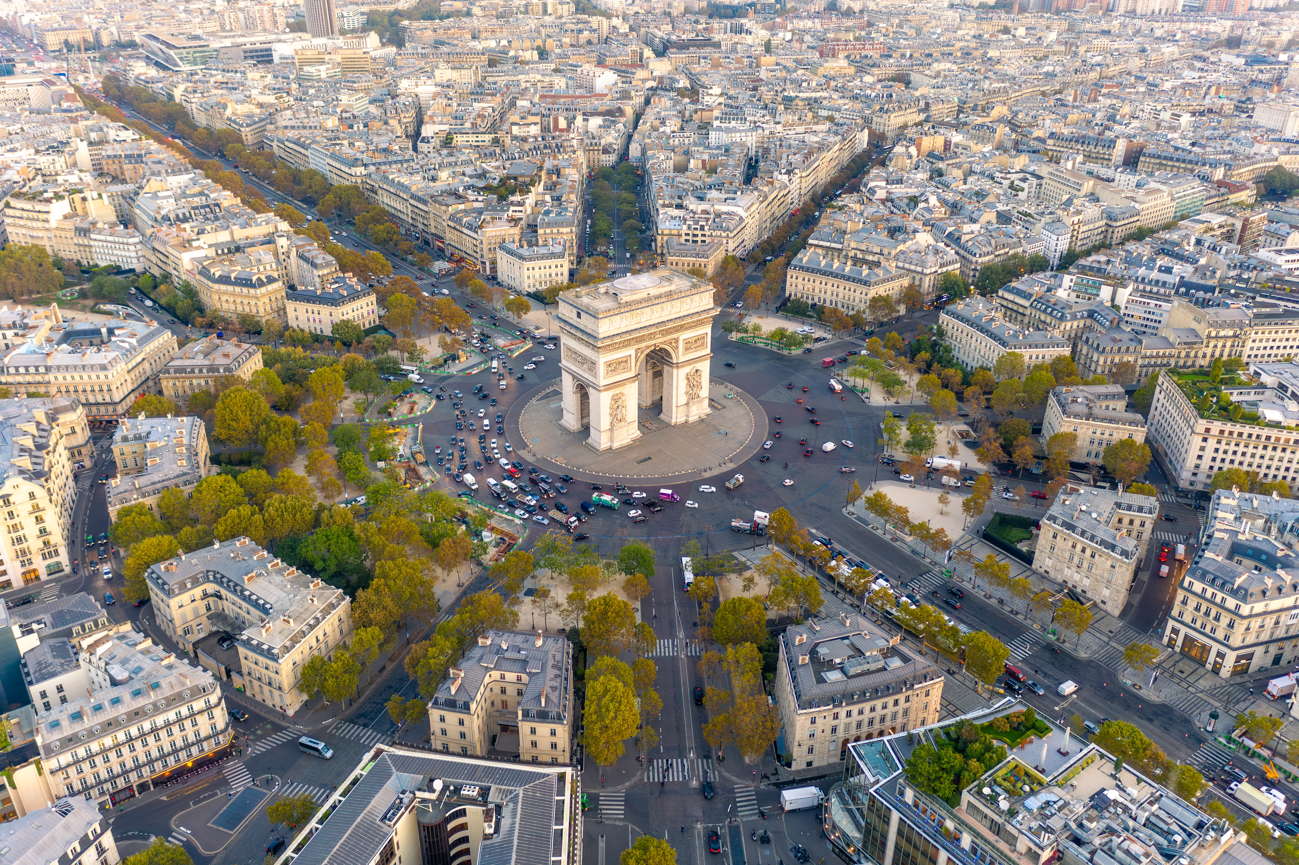 Imagem aérea do Arco do Triunfo, em Paris.