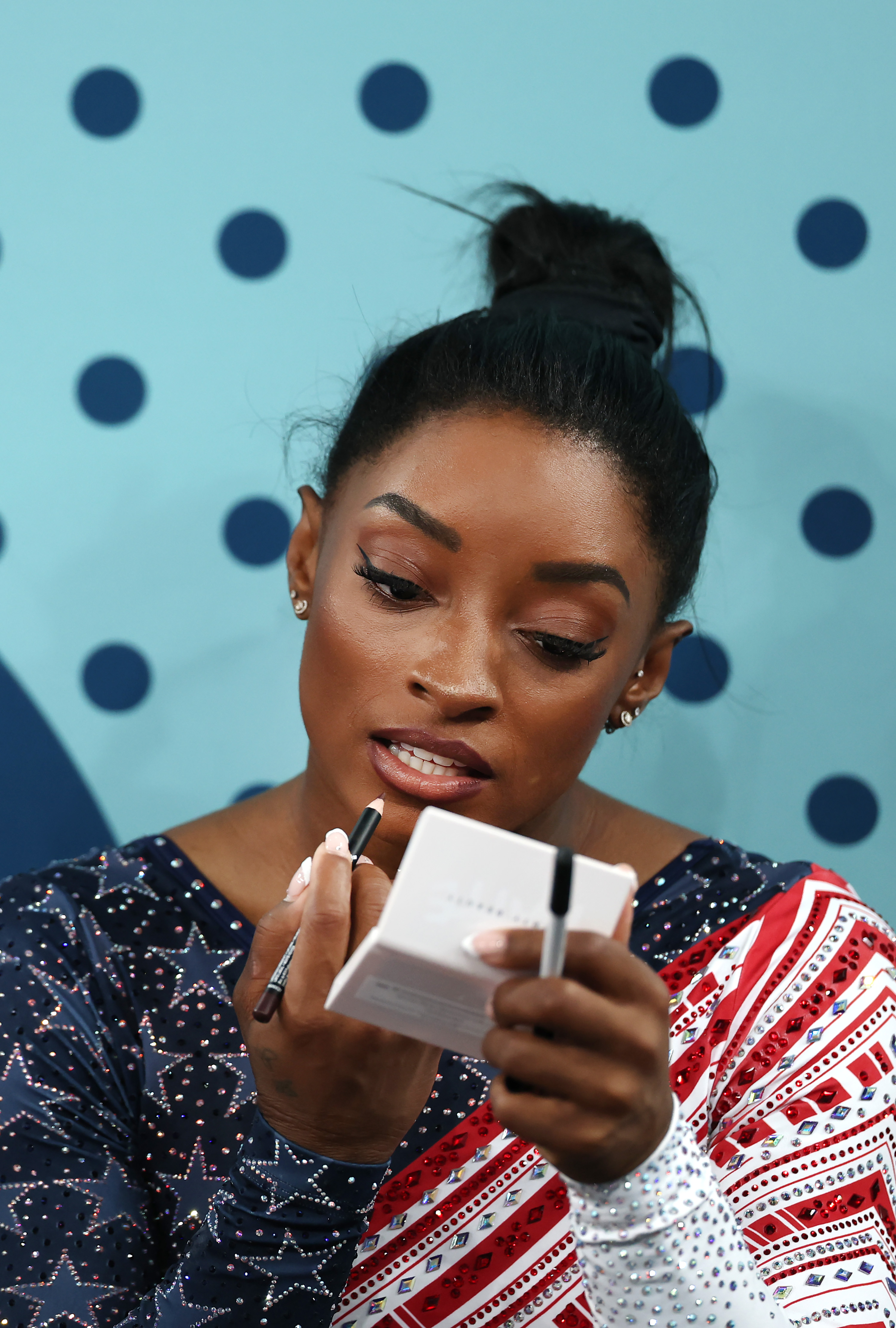 Artistic Gymnastics – Olympic Games Paris 2024: Day 4 Simone Biles retocando a maquiagem