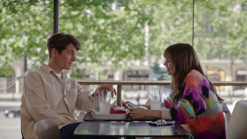 Roteiro Emily em Paris Cena de Emily em Paris, com Gabriel e Emily no McDonald's.