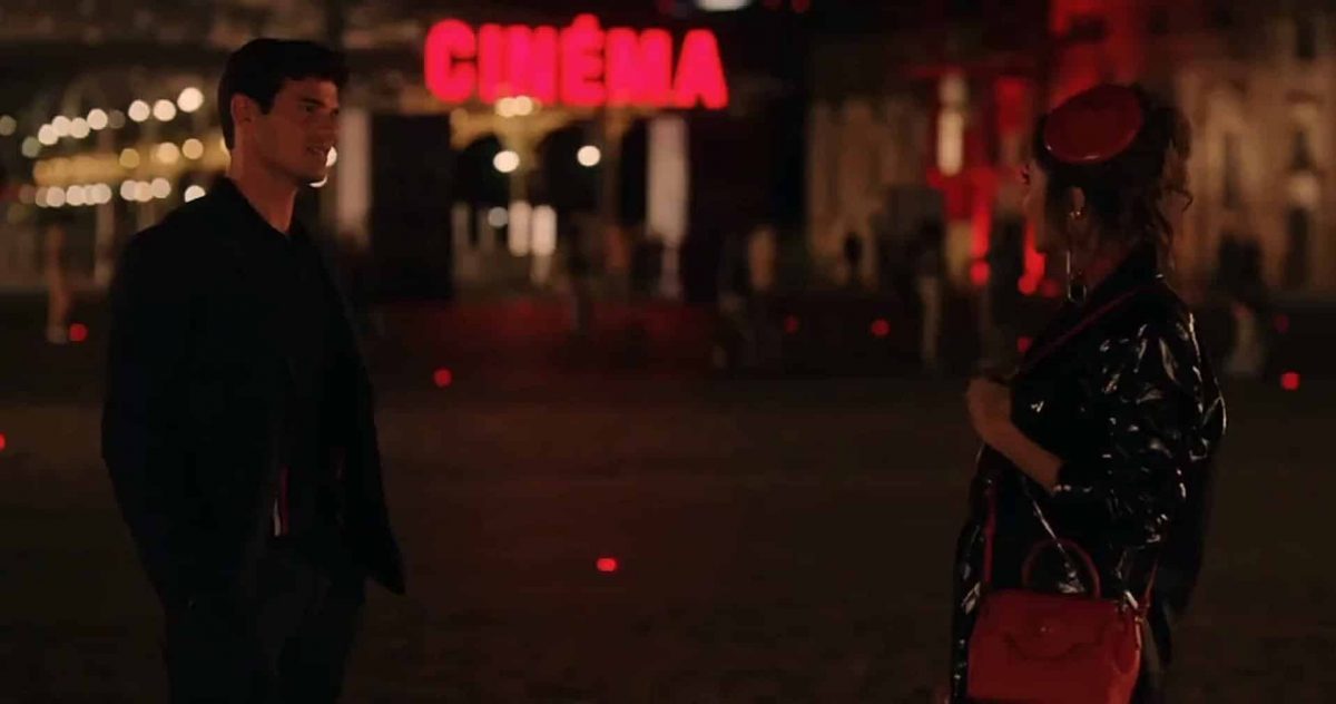 Roteiro Emily em Paris Cena de Emily em Paris, com Mindy e Nicolas em um cinema ao ar livre.