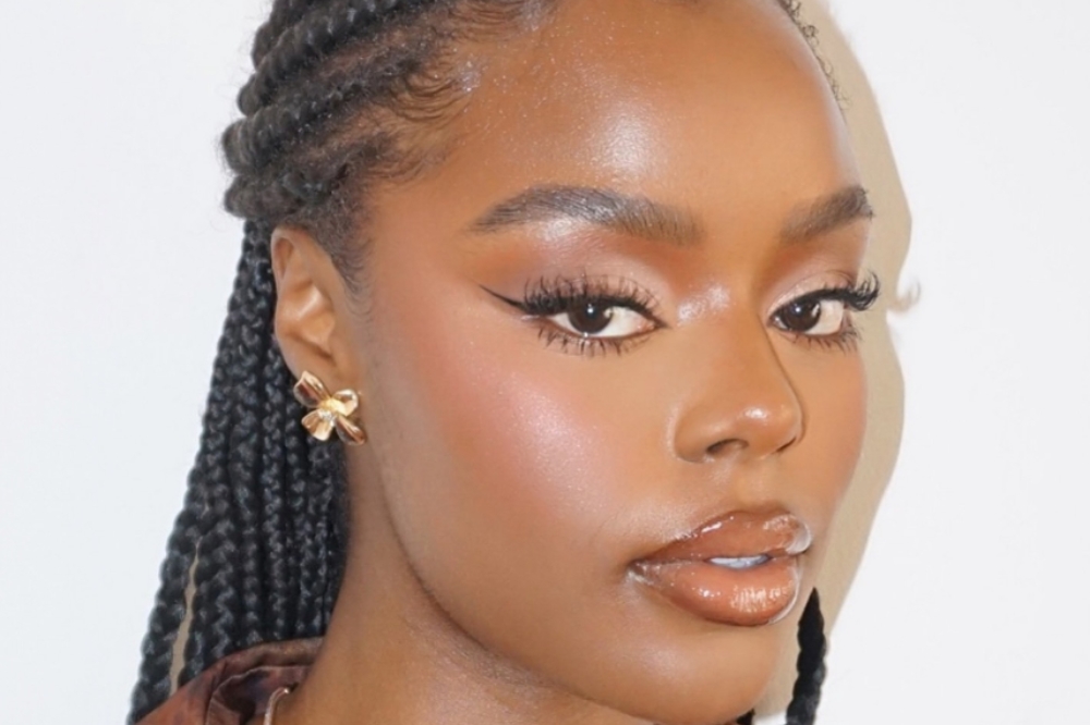 Maquiagem com delineado gatinho afiado e gloss nos lábios