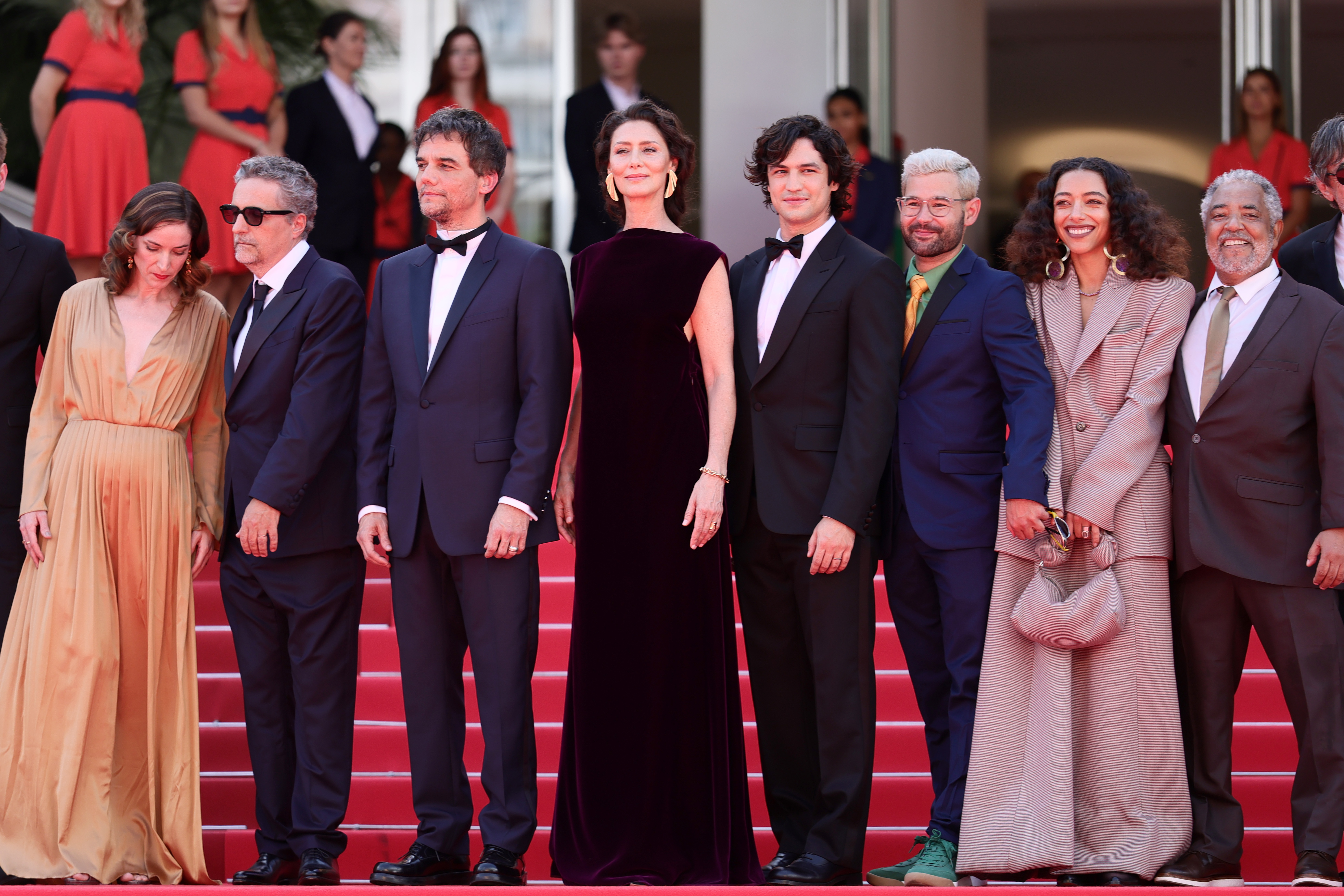 Elenco de O Agente Secreto em Cannes; eles estão posando para foto no tapete vermelho