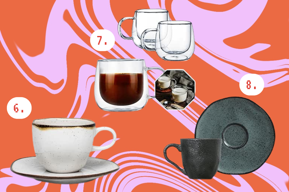 Imagem de um conjunto de mini xícara de café transparente e de dois conjuntos de porcelana, um branco e um preto.