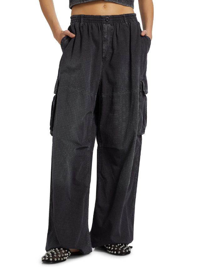 Calça cargo da Alexander Wang usada por Rihanna