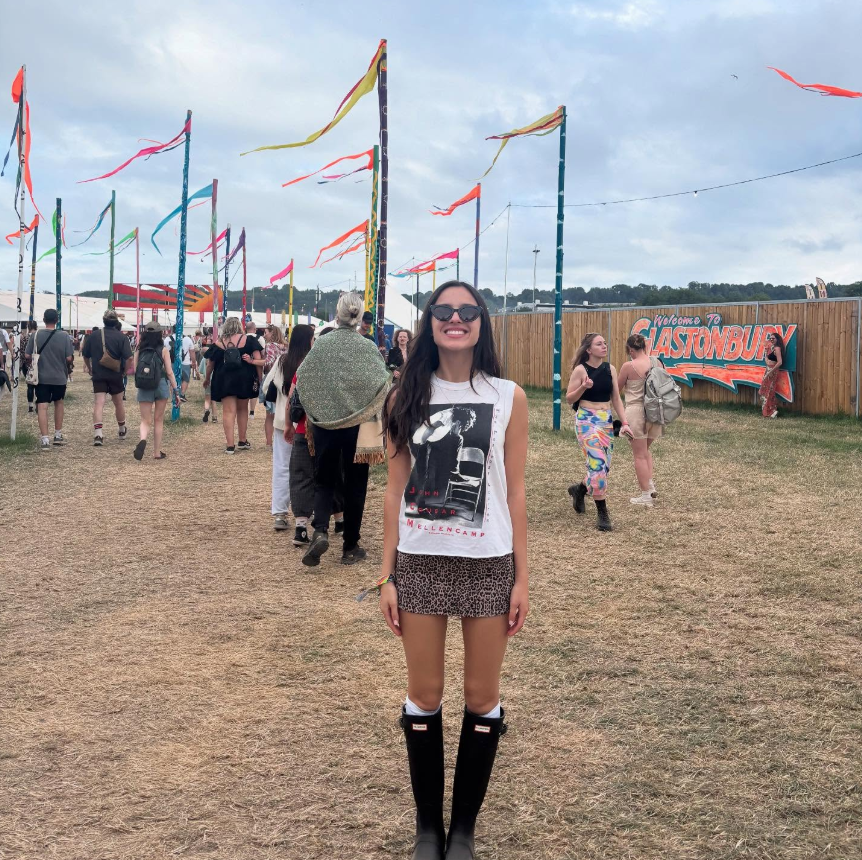 Olivia Rodrigo usando minissaia de animal print no Glastonbury