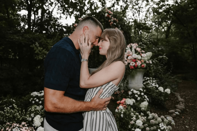 Taylor Swift e Travis Kelce estão abraçados com flores ao fundo
