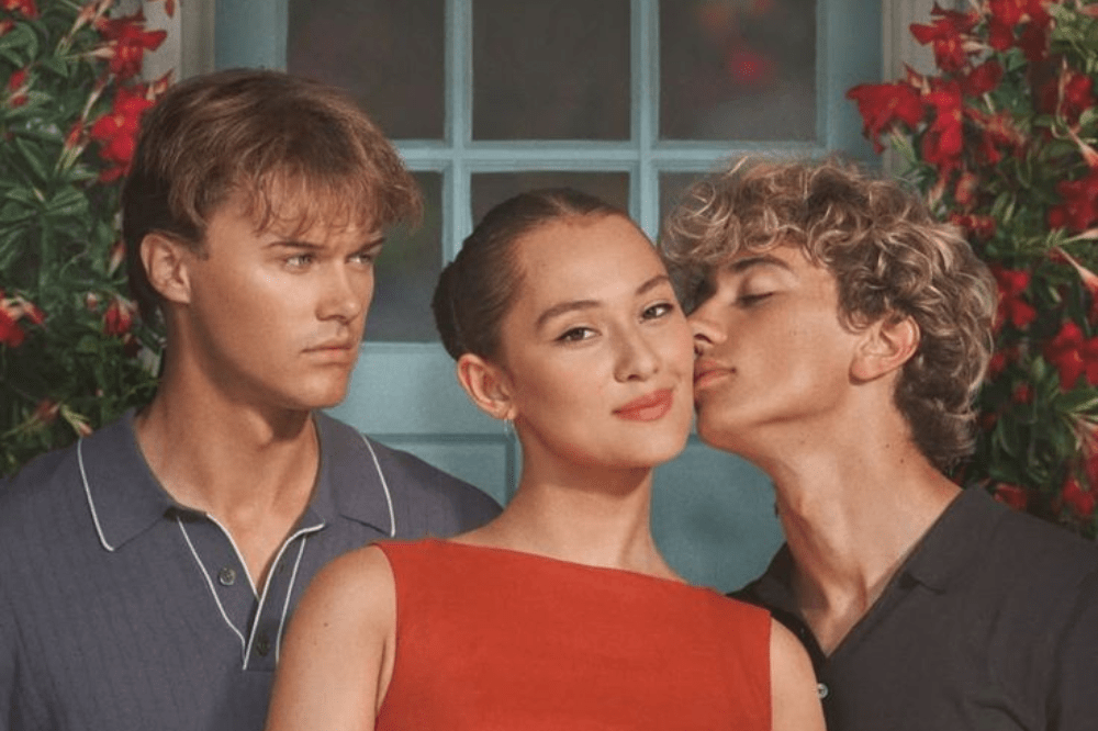 Conrad olha para Belly que recebe de Jeremiah um beijo na bucheca