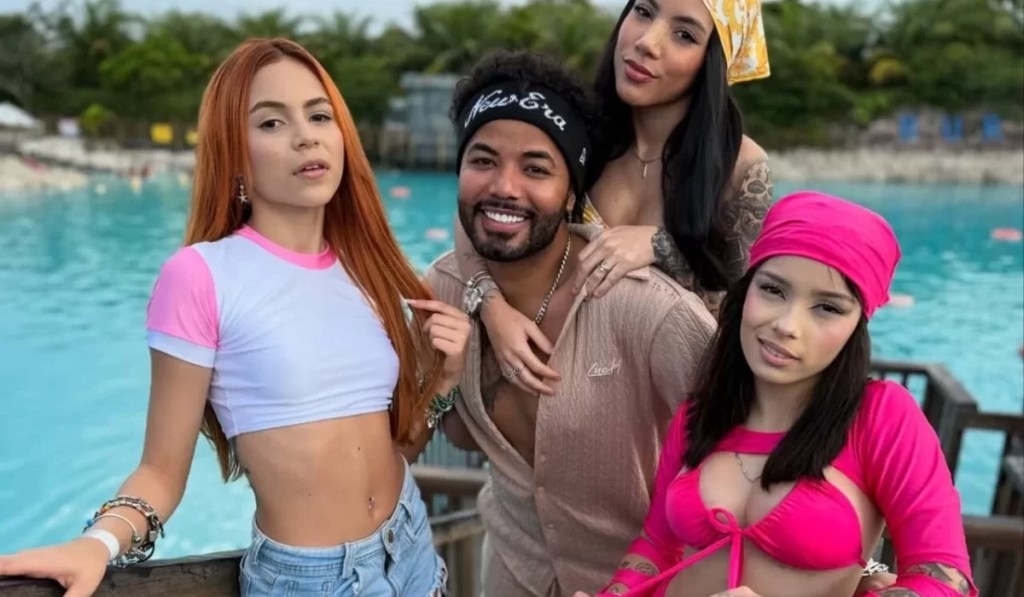 Infuenciador Hytalo Santos ao lado de meninas.