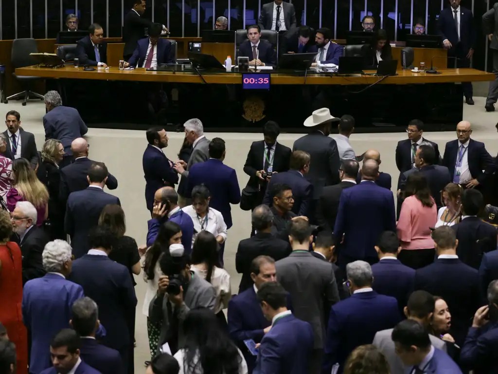 Câmara dos Deputados durante sessão plenária extraordinária semipresencial para votar destaques à proposta de emenda à Constituição (PEC 3/2021) que trata das prerrogativas parlamentares.