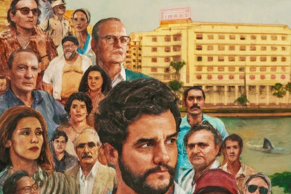 Ilustração com vários personagens reunidos em primeiro plano, formando um grande mosaico de rostos com expressões sérias e reflexivas. No centro, um homem de barba e cabelo escuro olha para o lado, em destaque. Ao fundo, aparece um grande prédio amarelo à beira d’água, criando um clima dramático e narrativo, típico de cartaz de série ou filme.
